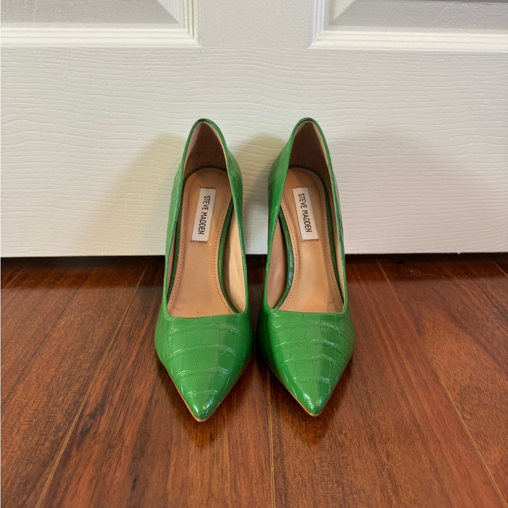Never Worn - Steve Madden Vibrant Green Croc-Embossed Heels
